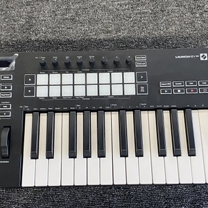 Novation Launchkey 25 Midi Controller 25-Key Keyboard 