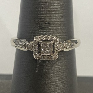  WG 10kt 2.45g Ring W/ 4 Dia Main & Side Dias - S7