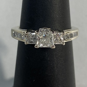  WG 14kt 3.50g Ring w/ 50pt Prin Main - 2 20pt Dias - S5.5