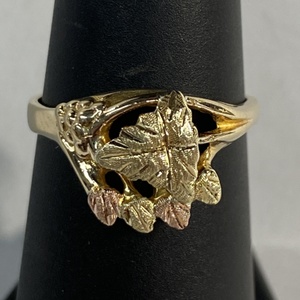  BHG 10kt 2.81g Ring w/ One Large & 4 Small Leaves - S6.5