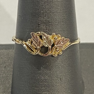  BHG 10kt 1.36g Ring W/ 3 Leaves - S9