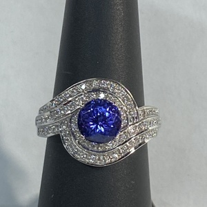  WG 14kt 7.47g Ring w/ Blue Stn - Dias - S7
