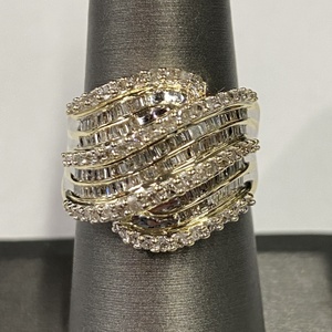 YG 10kt 4.86g Ring w/ Multi Dia - S7    Consignment
