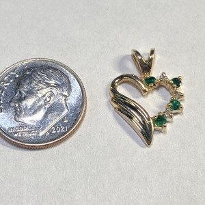  YG 14kt 1.27g Pendant Heart w/ 4 Grn Stns - No Chain