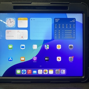 Apple A2378 Tablet iPad Pro (Gen 5) - 12.9" - 256GB w/ Black Case 