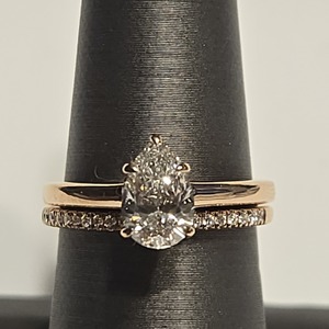  RG 14kt 5.55g Ring w/ 1Ct Pear Lab Grown w/ LG Dias - S7