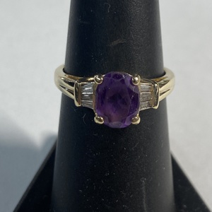 YG 14kt 3.81g Ring w/ Purple Stn & Baguettes - S7