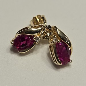  YG 10kt 1.41g Earrings Red Stn Studs w/ Dias 