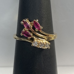 YG 14kt 2.53g Ring w/ 3 Red Stones & 3 Dias - S5.5 (Consign#27)(OMM)