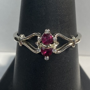  WG 14kt 2.28g Ring w/ 2 Red Stns & Dias - S8.5 (Consign#26)