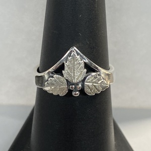  Silver 925 4.06g Ring W/ 3 Leaves & Grapes - S7.5