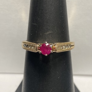  YG 18kt 4.13g Ring w/ Red Stn & 10 Dias - S6.5