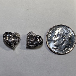  Silver 925 2.62g Earrings Heart Studs w/ Green & Clr Stns