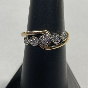  YG 14kt 3.66g Ring w/ 5 Dias - S7