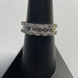 WG 10kt 3.51g Ring w/ Round & Baguettes Dias - S7