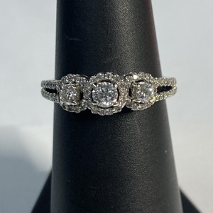 WG 14kt 2.83g Ring Tri-Halo - 15pt Main - Side Dias - S6.5