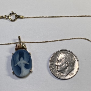  BHG 10kt 2.58g Pendant 2 Leaves - Angel Cameo w/ 22" Chain 