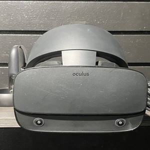 Oculus Rift S VR (Virtual Reality) PC-Powered w/ Remotes