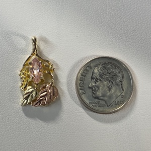  BHG 10kt 1.87g Pendant w/ Pink Stn & 2 Leaves - No Chain