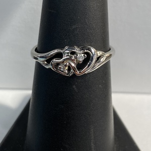  WG 10kt 1.47g Ring w/ 2 Heart Design & Dias - S7